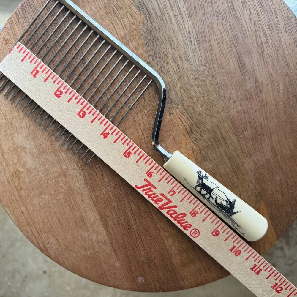 Vintage Scrimshaw Cake Breaker Cutter Nuguruk Carving Alaska Sled‎ Reindeer